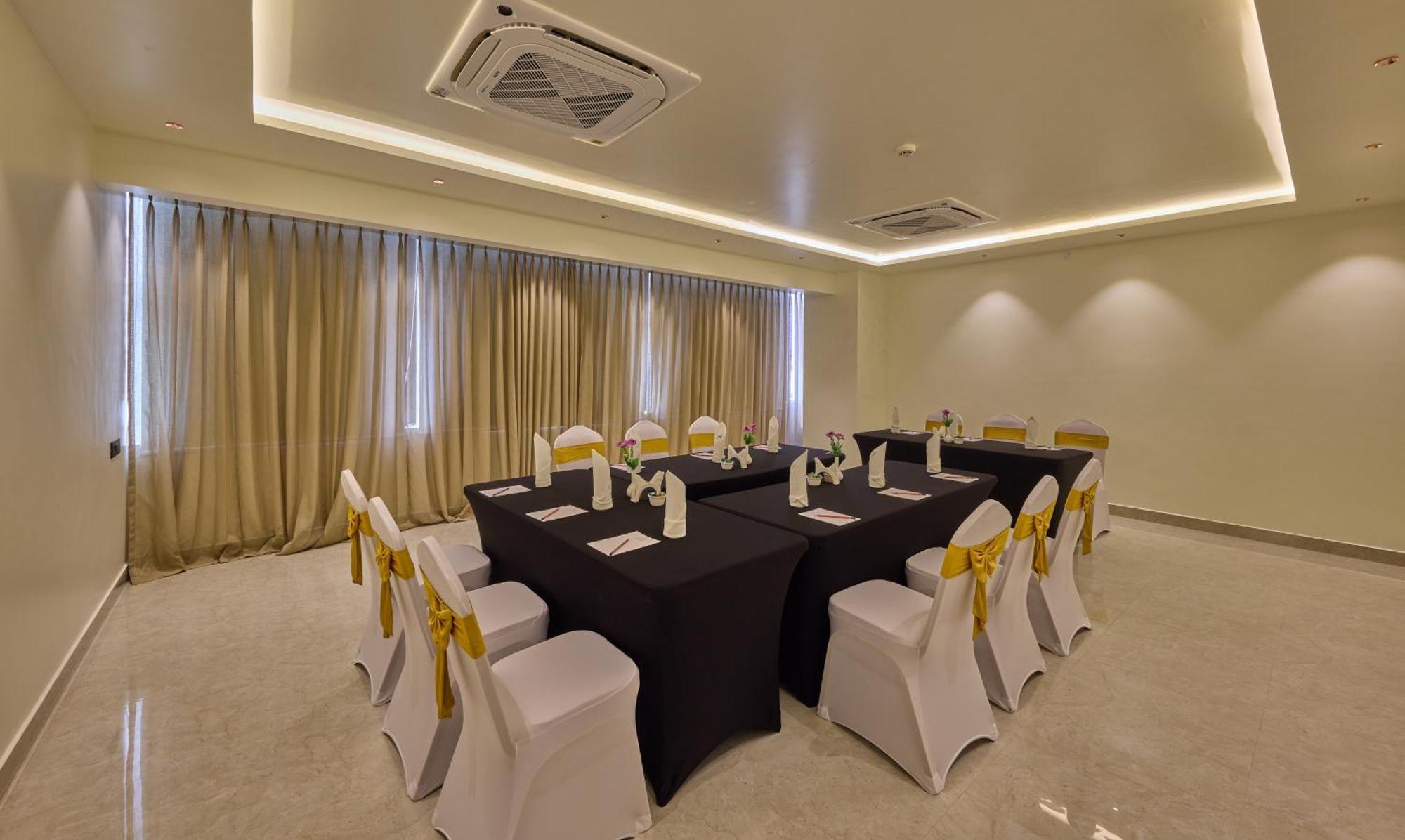 Grand Continent Mysore A Sarovar Portico Affiliate Hotel Екстериор снимка